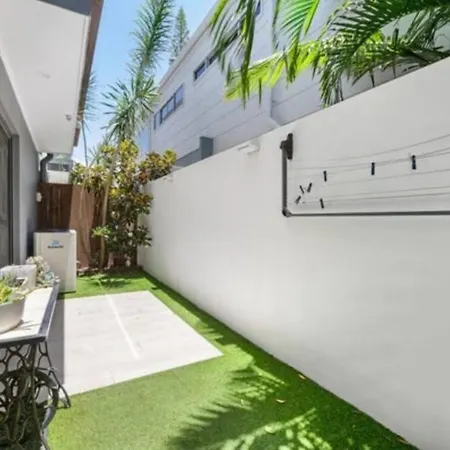 Casa De Mork - Entire 3 Storey Beach Villa Gold Coast Exterior photo